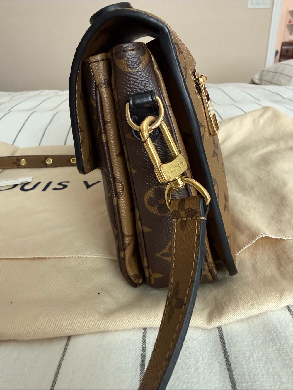 Louis Vuitton reverse Monogram Pochette Métis Crossbody - Medium duster, card - Picture 3 of 12